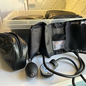 Teachers set of 16 Sphygmomanometers Blood Pressure Monitor, with Case